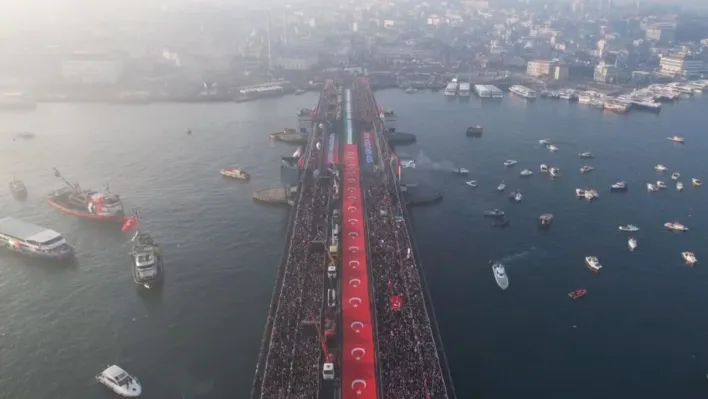 Galata Köprüsü'nde düzenlenen Gazze'ye destek yürüyüşüne balıkçılar tekneleriyle katıldı