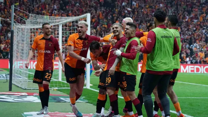 Galatasaray 9 yıl sonra evinde Fenerbahçe'yi mağlup etti