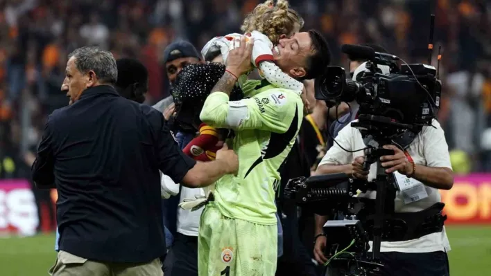 Galatasaray şampiyonluğu taraftarı önünde kutladı