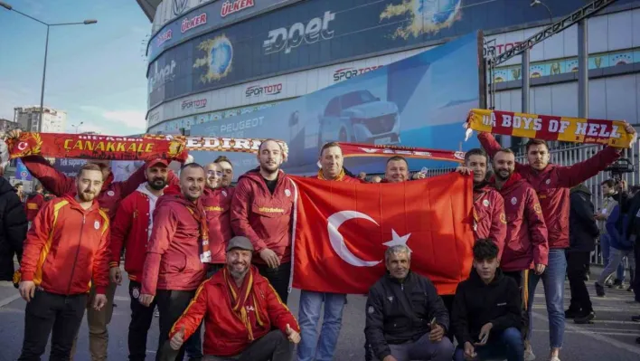 Galatasaray taraftarı stada geldi