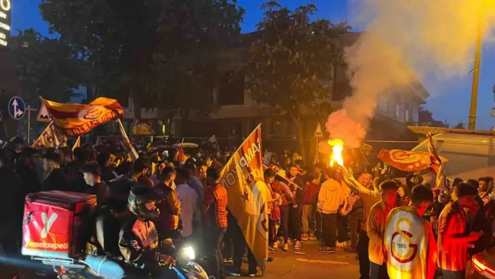 Galatasaray taraftarları Florya'da şampiyonluğu kutluyor