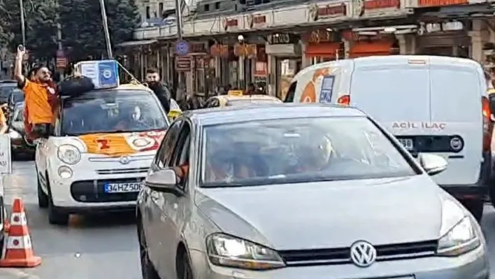 Galatasaray taraftarları Taksim'de Fenerbahçe tabutu gezdirdi