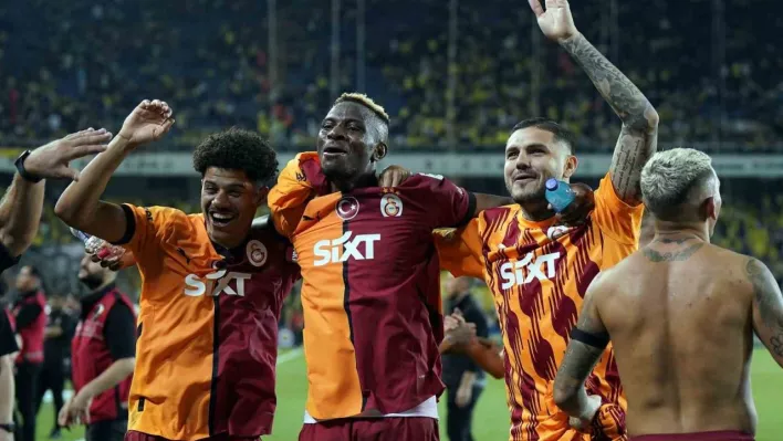 Galatasaraylı futbolcular derbi galibiyetini taraftarıyla kutladı