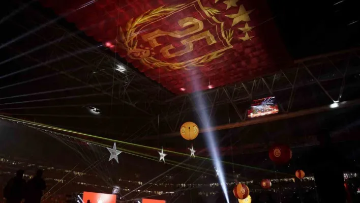 Galatasaraylı futbolcular şampiyonluğu marşlar ve şarkılarla kutladı