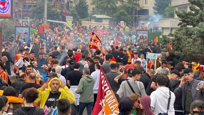 Galatasaraylı taraftarlar Yenikapı'ya akın etti