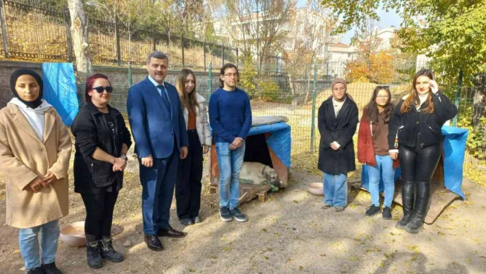 Gazi Üniversitesi Rektörü Yıldız, Gazi'nin Patileri'ni besledi