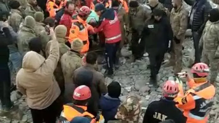 Gaziantep'te bir kadın depremden 99 saat sonra enkazdan sağ olarak çıkartıldı