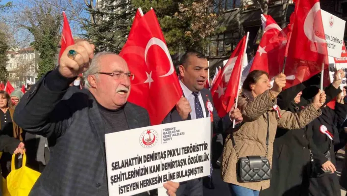 Gaziler ve şehit yakınlarından DEM Parti önünde eylem