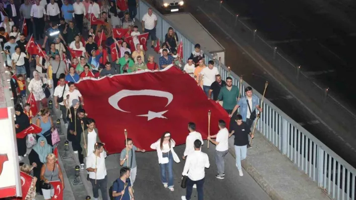 Gaziosmanpaşa'da 30 Ağustos Zafer Bayramı fener alayı ve konserle kutlandı