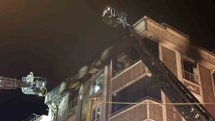 Gaziosmanpaşa'da 6 katlı binada çıkan yangın paniğe neden oldu