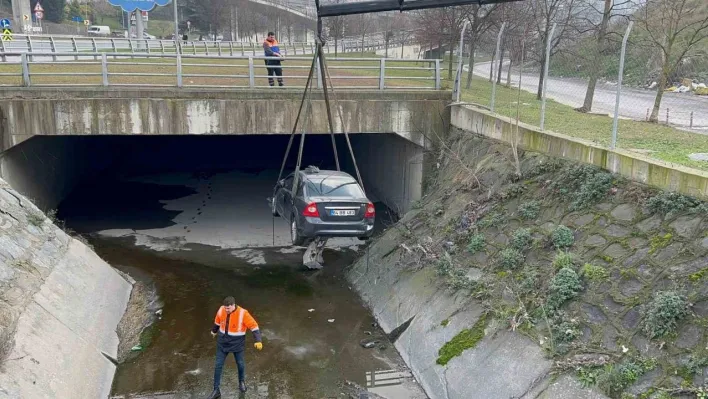 Gaziosmanpaşa'da baba, oğlunun iki gün önce kaçırdığı otomobiliyle su kanalına uçtu