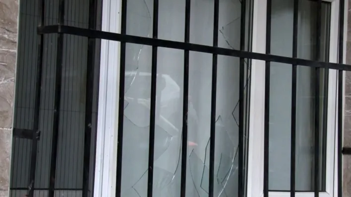 Gaziosmanpaşa'da cezaevinden tahliye olan bir kişinin evine el yapımı patlayıcı atıldı