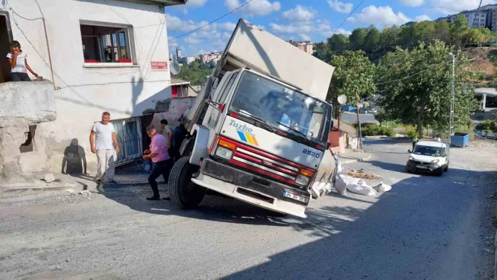 Gaziosmanpaşa'da freni patlayan kamyon bir evin duvarını yıkarak durdu