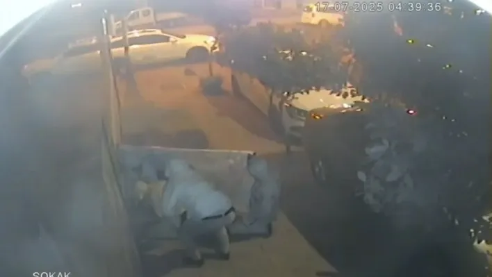 Gaziosmanpaşa'da kuyumcudan 3 kilogram altını böyle çaldılar: Beyaz örtüyle kamufle olmaya çalıştılar