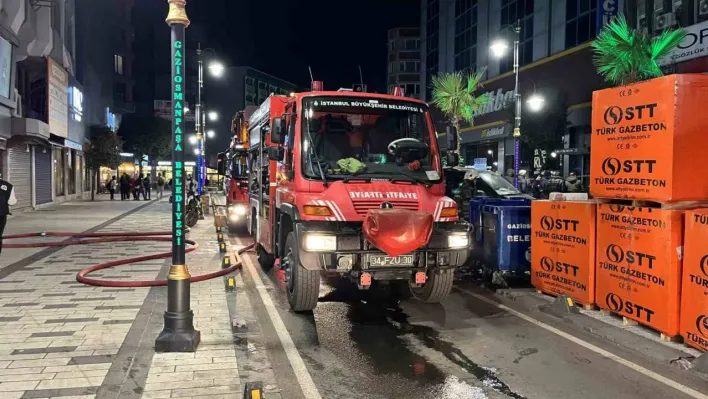 Gaziosmanpaşa'da mobilya atölyesinde yangın: Ekipler kepenkleri kırarak müdahale etti