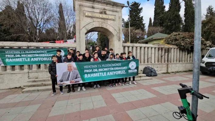 Gaziosmanpaşalı öğrenciler eski Başbakanlardan Necmettin Erbakan'ı kabri başında andı