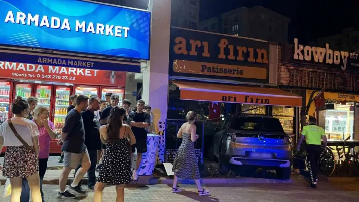 Gazla freni karıştıran sürücü aracıyla pastaneye daldı