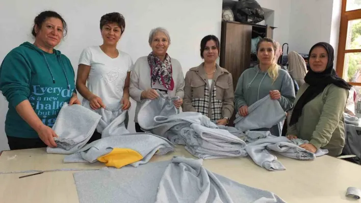 Gazzeli çocuklar üşümesin diye battaniye ve giysi dikiyorlar