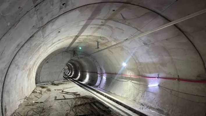 Gebze'de 4 kişiye mezar olan binanın yakınından geçen metro hattının içi görüntülendi