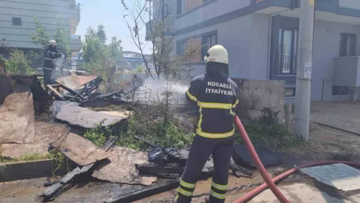Gebze'de barakada yangın çıktı