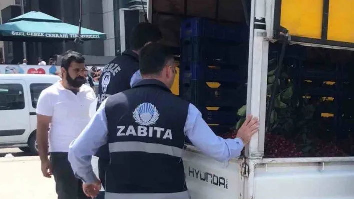 Gebze'de zabıta ekipleri seyyar satıcıları denetliyor