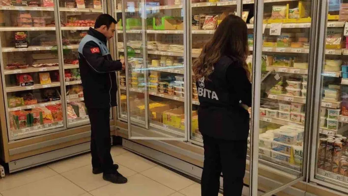 Gebze'de zabıtalar marketleri denetliyor