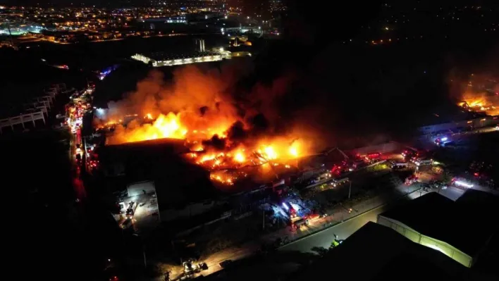 Geceyi aydınlatan yangın 8 saat sonra kontrol altına alındı