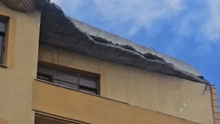 Gelibolu'da 5 katlı binanın çatısının bir kısmı çöktü