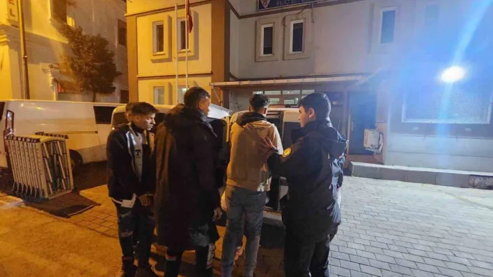 Gelibolu'da polis oturma izni olmayan 4 kaçak göçmen yakaladı