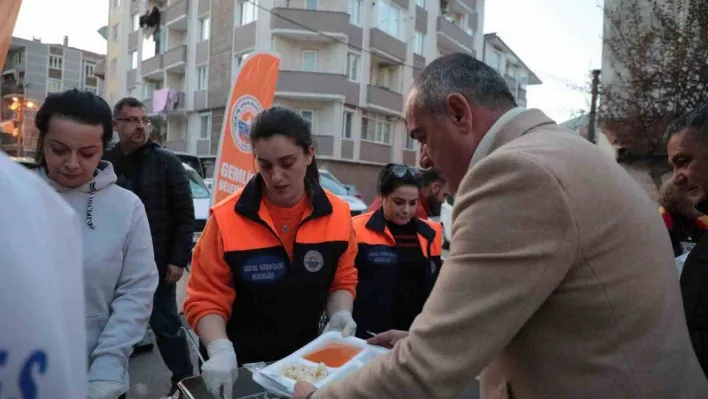 Gemlik Belediyesi binlerce kişiye iftar veriyor