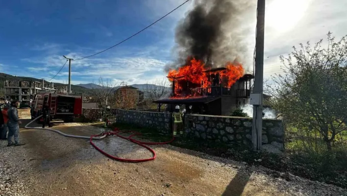 Gemlik'te iki katlı ev alevlere teslim