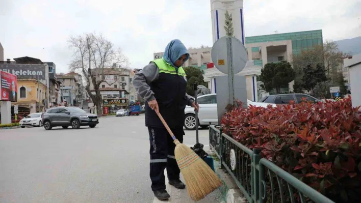 Gemlik'te sokakların temizliği kadınlara emanet