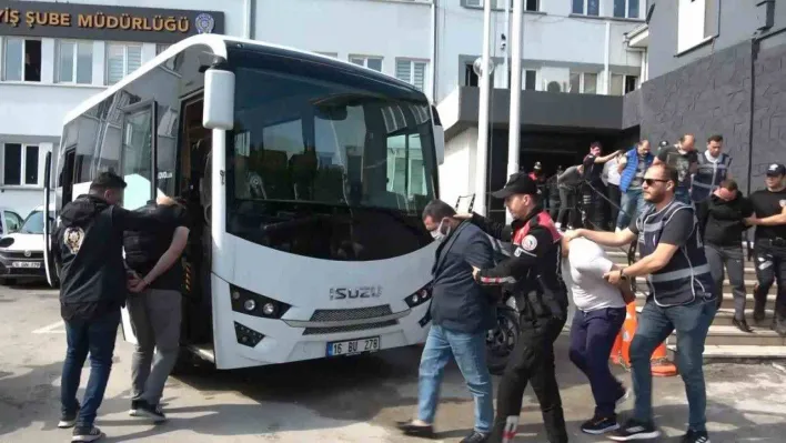 Genç kızları katalog üzerinden fuhşa sürüklüyorlardı...17 zanlı adliyeye sevk edildi