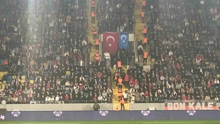 Gençlerbirliği taraftarları tribüne Doğu Türkistan bayrağı astı
