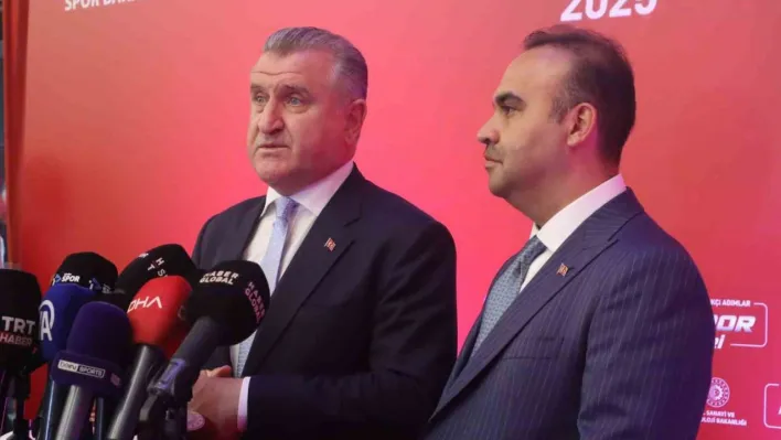 Gençlik ve Spor Bakanı Bak ile Sanayi ve Teknoloji Bakanı Kacır, 'Bigg Spor Ödülleri' törenine katıldı