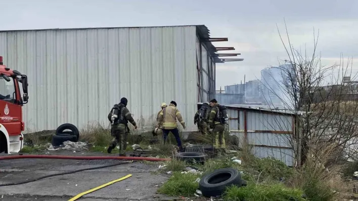 Geri dönüşüm fabrikasının yatakhanesinde yangın: 4 işçi dumandan etkilendi
