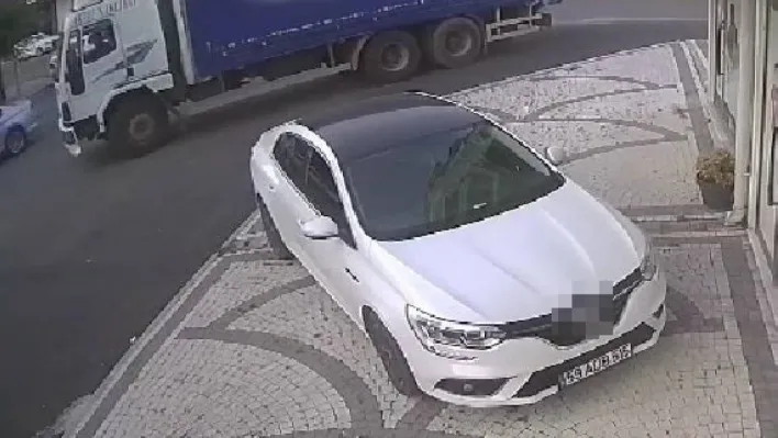 Geri manevra yapan kamyon, telefon direğini devirdi