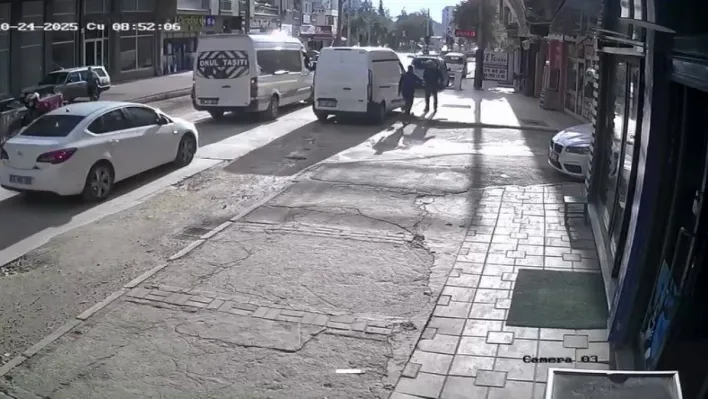 Geri manevra yaparken yayayı böyle yere serdi: Görünmez kaza kamerada