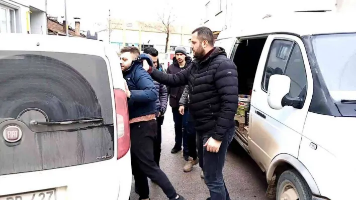 Girdiği minibüste mahsur kalan hırsızı polis kurtardı