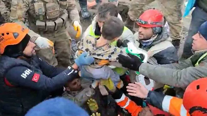 Giresun arama kurtarma ekipleri iki çocuğu göçük altından sağ olarak çıkardı