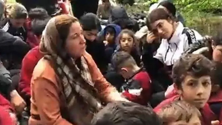 Göçmenler Yunanistan'da nehirdeki adacıkta mahsur kaldı