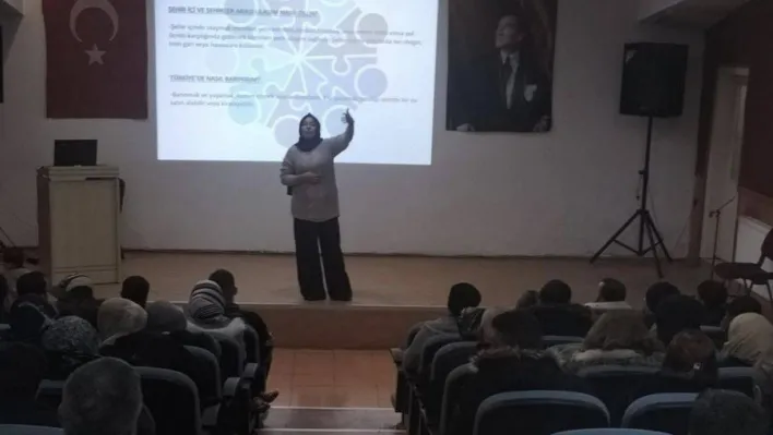 Göçmenlere 'Sosyal Uyum ve Yaşam' eğitimi verildi