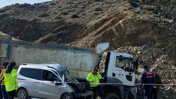 Gökçeada'da kamyon ile ticari araç kafa kaya çarpıştı: 1 kişi öldü