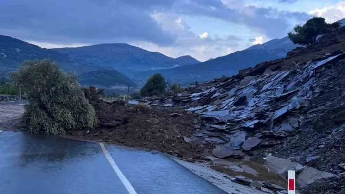 Gökçeada'da sel bazı iş yerleri ve evler sular altında kaldı toprak kayması yolları kapattı