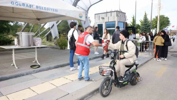 Gölbaşı Belediyesi'nden öğrencilere sıcak çorba