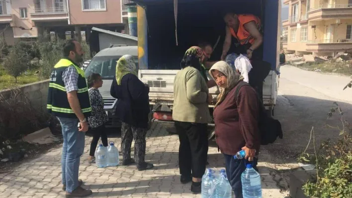 Gölcük Belediyesi Hatay'da içme suyu dağıtıyor