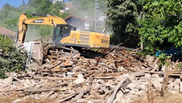 Gölcük'te riskli binalar yıkılıyor