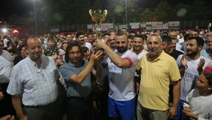 Gölcük'teki Köyler Arası Futbol Turnuvası'nın şampiyonu Mamuriye oldu