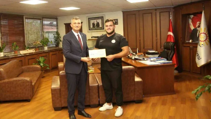 Gölcük'ün başarılı pehlivanı ödüllendirildi