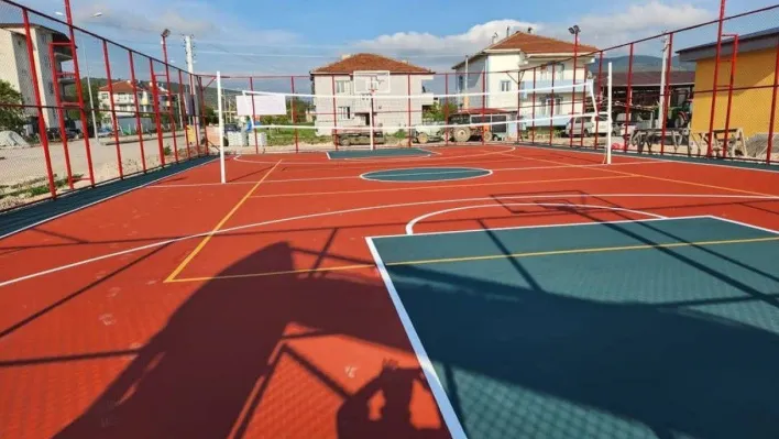 Gölpazarı'nda halı saha yenileme çalışmaları tamamlandı